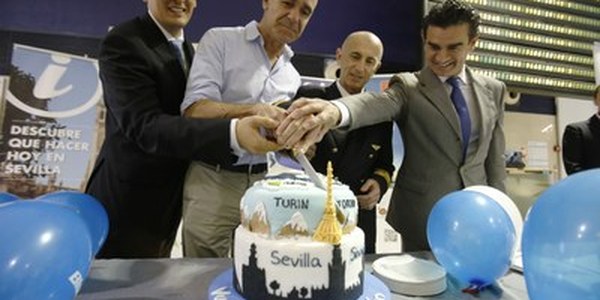 (05/06/2017) El aeropuerto de San Pablo bautiza el vuelo de Blue Air con Turín, que refuerza la posición del destino Sevilla en Italia