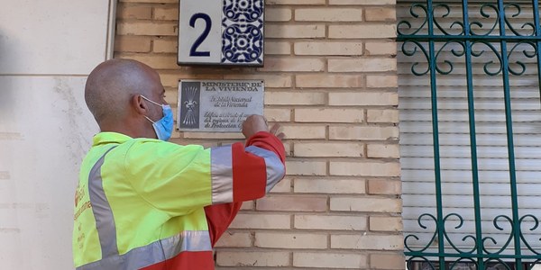 El Ayuntamiento ha retirado 129 placas con simbología franquista en los últimos meses tras remitir una carta a más de 490 comunidades de propietarios