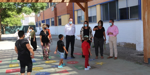 El Ayuntamiento mejora la zona de juegos infantiles, la pista deportiva y los accesos del CEIP Andalucía, ubicado en el Polígono Sur