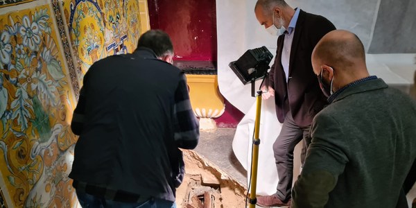 Trabajos arqueológicos en la Capilla del Palacio Gótico del Real Alcázar de Sevilla sacan a la luz un sarcófago con los restos de una niña que podría ser de época medieval