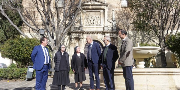 El alcalde firma los convenios para financiar obras de restauración y rehabilitación en el Convento de Santa Isabel y la Capilla del Carmen de Calatrava dentro de la estrategia municipal de recuperación del patrimonio religioso de la ciudad que alcanza ya casi el millón de euros en ayudas municipales