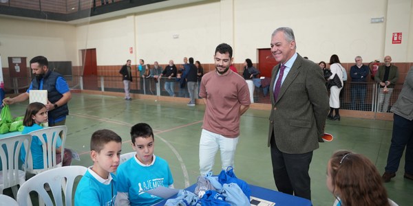 El alcalde clausura el nuevo programa educativo del Ayuntamiento que ha unido el ajedrez y las matemáticas y en el que han participado más de 2000 alumnos sevillanos