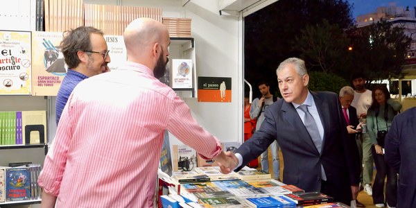 El alcalde inaugura una Feria del Libro que estrena ubicación en la mayor apuesta de la historia del Ayuntamiento por este evento