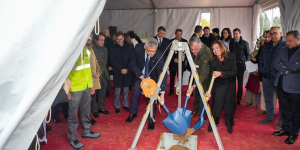 El alcalde pone la primera piedra del la nueva promoción Sierra de Castril, con 58 viviendas