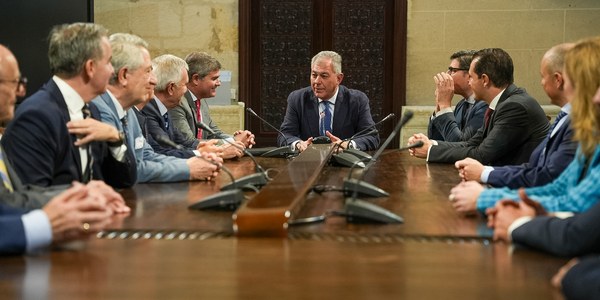 El alcalde Sanz anima a las empresas del sector minero a establecer sus sedes sociales en Sevilla