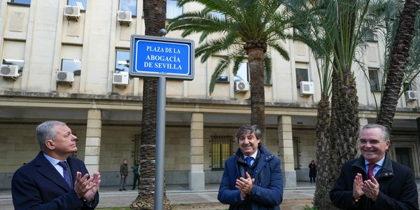 El alcalde Sanz y el decano de los abogados inauguran la rotulación de la Plaza de la Abogacía