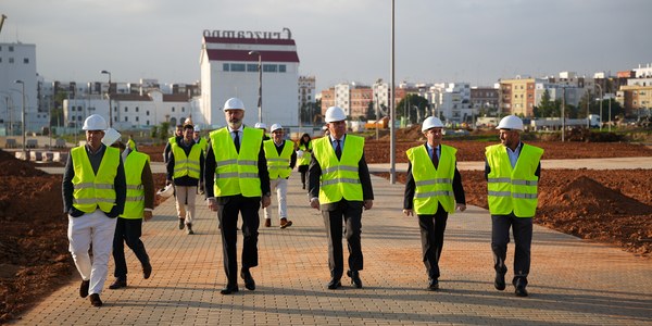 El alcalde visita a las obras y la plantación de árboles de la urbanización de la Cruz del Campo