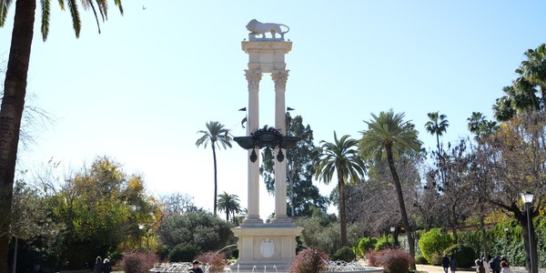 El Ayuntamiento devuelve el brillo original al monumento de Cristóbal Colón de los Jardines de Murillo