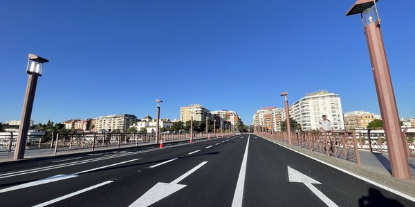 El Ayuntamiento repavimenta el puente de San Telmo y traslada el carril bici a la calzada para facilitar la movilidad de ciclistas y peatones