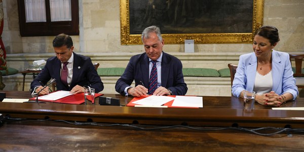 El Ayuntamiento y el Colegio de Enfermería de Sevilla firman un convenio de colaboración para la promoción de hábitos de vida saludables en los centros escolares, asociaciones y entidades en la ciudad