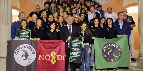 José Luis Sanz recibe en el Ayuntamiento al equipo de rugby femenino ‘Simón Verde Magnolias Cocos’, conocidas como las ‘Cocodrilas’