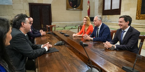 Sanz recibe a una delegación de ministros, gobernadores y alcaldes americanos para conocer de primera mano la gestión del agua de Emasesa’