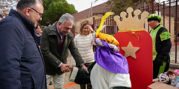 Cientos de niños y niñas del Polígono Sur reciben los regalos de los Reyes Magos en un acto pionero en el barrio e impulsado por el Ayuntamiento