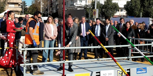 Comienza la instalación de la portada de la Feria de Abril, que tendrá más de 28 000 bombillas y que por primera vez se instala tras el periodo navideño