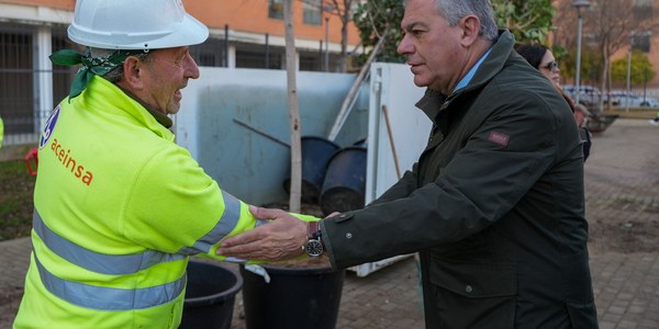 El alcalde destaca en el Parque de la Rosaleda los avances en la mayor campaña de plantación de árboles de los últimos seis años