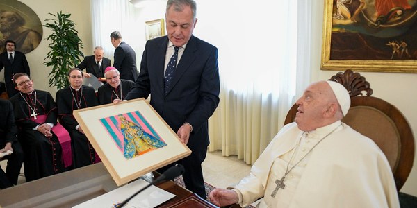 El alcalde invita al Papa Francisco a venir a Sevilla a conocer en persona el potencial de las hermandades y le regala una pintura de la Virgen de los Reyes