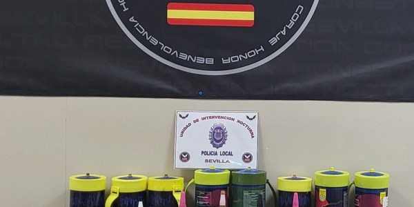 La Policía Local de Sevilla interviene medio centenar de botellas de óxido nitroso, conocido como el “gas de la risa”