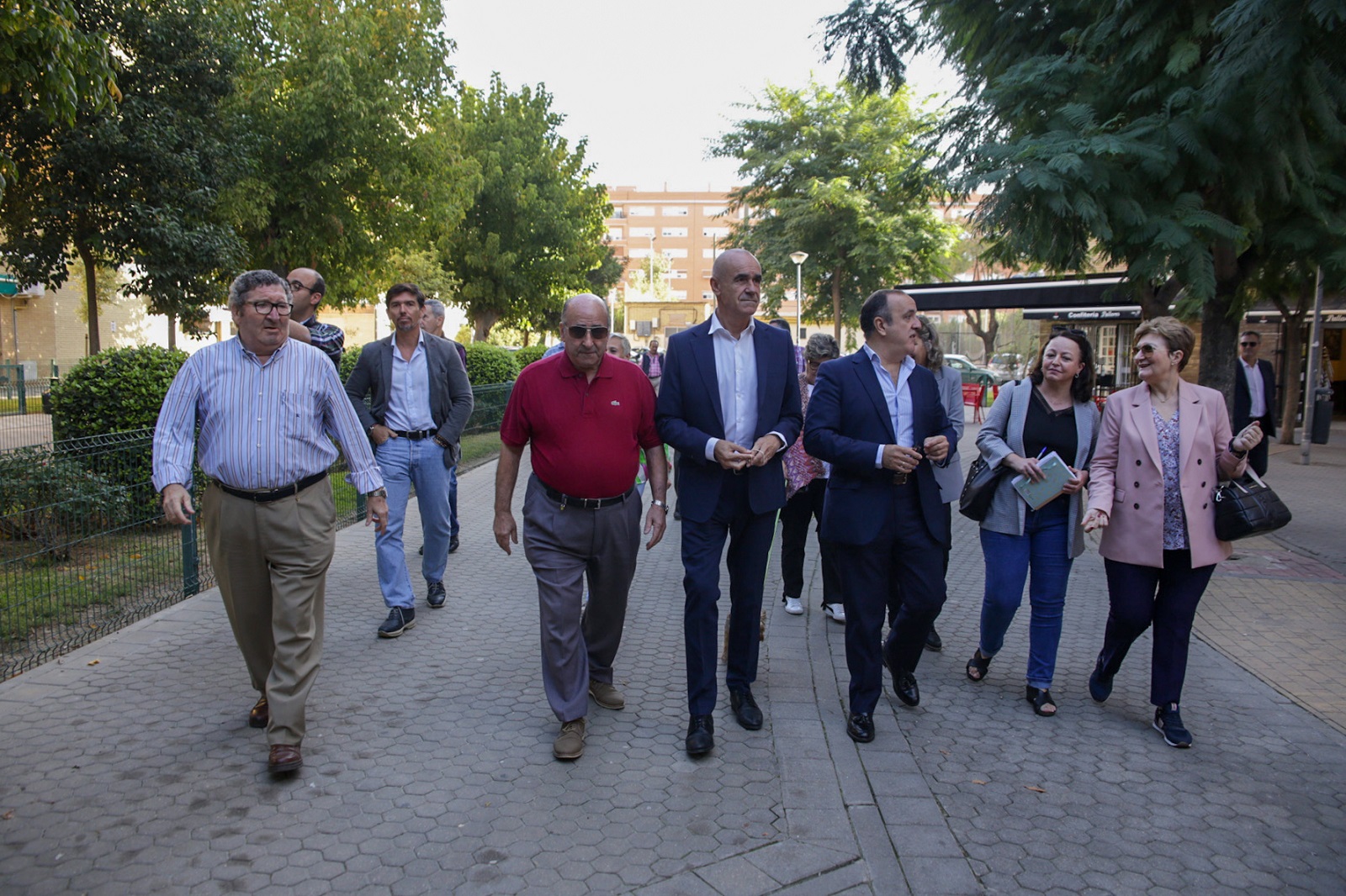 The mayor discusses with the residents of Tartessos and San José Obrero the improvements that the redevelopment of Santa Justa will bring to both neighborhoods, with its green areas, residential areas and neighborhood facilities, the creation of the interchange with Metrocentro, Tramvibús, railways and buses and the expansion of sports facilities