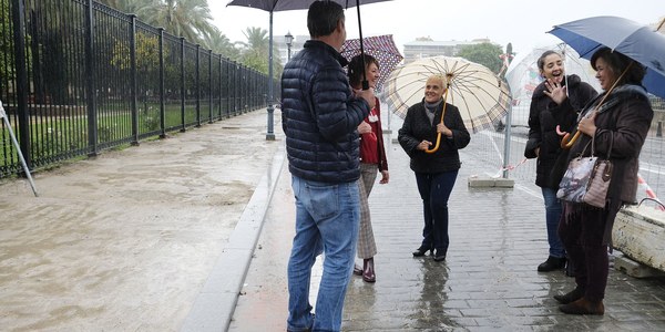 El Ayuntamiento inicia los trabajos de repavimentación del acerado de la Avenida de la Buhaira