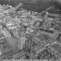 Vista parcial de la Catedral y la Giralda. Real Alcázar y barrio de Santa Cruz. 1929 ©ICAS-SAHP. Fototeca Municipal de Sevilla, fondo Serrano