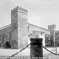 Plaza del Triunfo. En las murallas del Alcázar está adosada la vivienda del guarda, que fue demolida por orden real en 1910. ©ICAS-SAHP. Fototeca Municipal de Sevilla, fondo Serrano