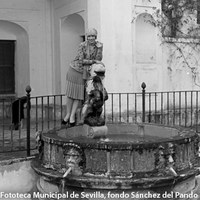 Visita de Doris Niles, bailarina clásica norteamericana, a Sevilla. En una fuente del Real Alcázar. ©ICAS-SAHP. Fototeca Municipal de Sevilla, fondo Sánchez del Pando