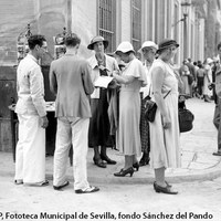 Grupo de turistas en el Patio de Banderas.1934 ©ICAS-SAHP, Fototeca Municipal de Sevilla, fondo Sánchez del Pando