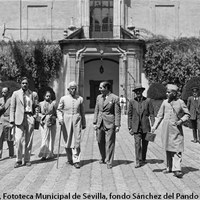 Visita al Alcázar del Rajá indio Apapam-de-Aundh junto a su familia. 1936 ©ICAS-SAHP, Fototeca Municipal de Sevilla, fondo Sánchez del Pando