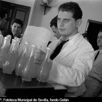 Camarero enfriando con una barra de hielo los botellines de Zumbina de la fábrica sevillana de gaseosas La Unión Industrial y Comercial S.A. 1953 ©ICAS-SAHP, Fototeca Municipal de Sevilla, fondo Gelán