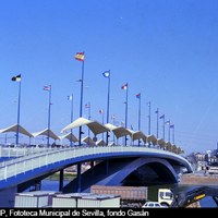 El puente del Cristo de la Expiración, obra conexa a la Expo´92, fue diseñado con velas blancas para aliviar el calor de los viandantes. 1991 ©ICAS-SAHP, Fototeca Municipal de Sevilla, fondo Gasán