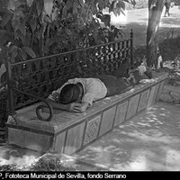 Y tras la comida, una siesta reparadora. El banco de un parque, sitio ideal. Aún no existían convenios reguladores que protegieran al trabajador en las horas críticas de calor. 1959 ©ICAS-SAHP, Fototeca Municipal de Sevilla, fondo Serrano