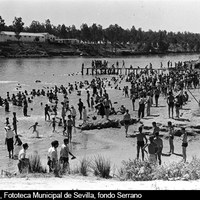 La famosa playa de María Trifulca en los arenales de la Punta del Verde, a orillas del Guadalquivir, era el lugar donde se bañaban los sevillanos de la época. 1950 ©ICAS-SAHP, Fototeca Municipal de Sevilla, fondo Serrano