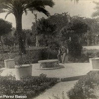 03. Plaza de América. José Pérez Basso posa para su hijo en la glorieta del Reloj. ©Colección Pérez Basso