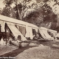 26. Campamento sobre el muro del rey. Lonas colgadas del muro del Alcázar por los feriantes durante la Feria de Ganado. ©Colección Pérez Basso