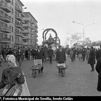 Cabalgata de la Caridad para la recaudación de fondos con destino al sanatorio Nuestro Padre Jesús del Gran Poder. Entrega de juguetes por los Reyes del Ateneo. 6 de enero de 1965 ©ICAS-SAHP, Fototeca Municipal de Sevilla, fondo Gelán