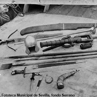 6. Réplica de la carabela Santa María. Armas, casco y otros útiles de época. 1929. ©ICAS-SAHP, Fototeca Municipal de Sevilla, fondo Serrano