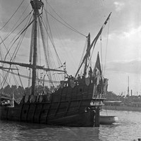 14. Llegada al puerto de Sevilla de la réplica de la carabela Santa María. Navega por el canal de Alfonso XIII junto al muelle de Tablada. 8 de mayo de 1929. ©ICAS-SAHP, Fototeca Municipal de Sevilla, fondo Serrano