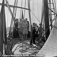 27. Visita de los infantes Jaime, Cristina y Beatriz de Borbón a la réplica de la carabela Santa María. En la cubierta con el comandante Julio Guillén Tato. 29 de octubre de 1929. ©ICAS-SAHP, Fototeca Municipal de Sevilla, fondo Serrano