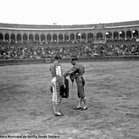 1- Alternativa de Joselito en la Real Maestranza de Sevilla actuando de padrino su hermano Rafael El Gallo.28-09- 1912