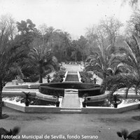 5. Vista general del Jardín de los Leones con la fuente  en primer término. Al fondo, la Fuente de las Ranas. 1910-1920 ca. ©ICAS-SAHP, Fototeca Municipal de Sevilla, fondo Serrano