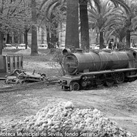 15. El trenecito de la Exposición Iberoamericana de 1929 que recorría el Parque de María Luisa, abandonado junto a la Plaza de España. Década de 1960 ©ICAS-SAHP, Fototeca Municipal de Sevilla, fondo Serrano