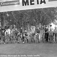 20. Carrera ciclista popular. Década de 1960 ©ICAS-SAHP, Fototeca Municipal de Sevilla, fondo Serafín