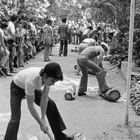 21. Concurso de corte de troncos en el Parrque . 1974 ©ICAS-SAHP, Fototeca Municipal de Sevilla, fondo Serrano