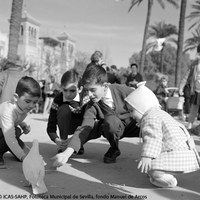 23. Las palomas de la Plaza de América. 1965 ©ICAS-SAHP, Fototeca Municipal de Sevilla, fondo Manuel de Arcos