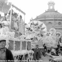 30. Cabalgata de Reyes Magos del Ateneo de Sevilla saliendo de los jardines del Casino de la Exposición. 1976 ©ICAS-SAHP, Fototeca Municipal de Sevilla, fondo Serafín