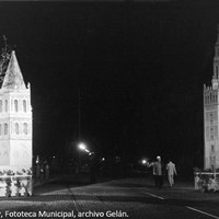 5. Portada de la Velá, en el puente de Triana, con la reproducción de la Giralda y de la torre de Santa Ana. Década de 1950. ©ICAS-SAHP, Fototeca Municipal, archivo Gelán.