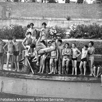 7. Una estampa de los participantes en la cucaña en la década de los años setenta, en la que destaca un auténtico muestrario de bañadores masculinos.  ©ICAS-SAHP, Fototeca Municipal, archivo Serrano.