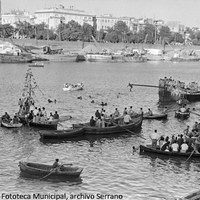 9. Las embarcaciones se arremolinan junto a la barcaza de la cucaña. Al fondo, el Muelle de la Sal en plena actividad portuaria. 1964. ©ICAS-SAHP, Fototeca Municipal, archivo Serrano.