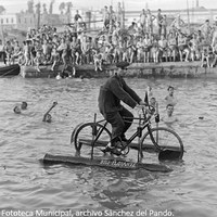 11. Manuel Pérez, mecánico ciclista, se dejó ver en el río con su invento, la bici-flotante, montada sobre flotadores de aluminio. 1926. © ICAS-SAHP, Fototeca Municipal, archivo Sánchez del Pando