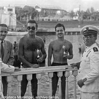 13. Ganadores de la competición de remo reciben su premio. 1955. ©ICAS-SAHP, Fototeca Municipal, archivo Gelán.